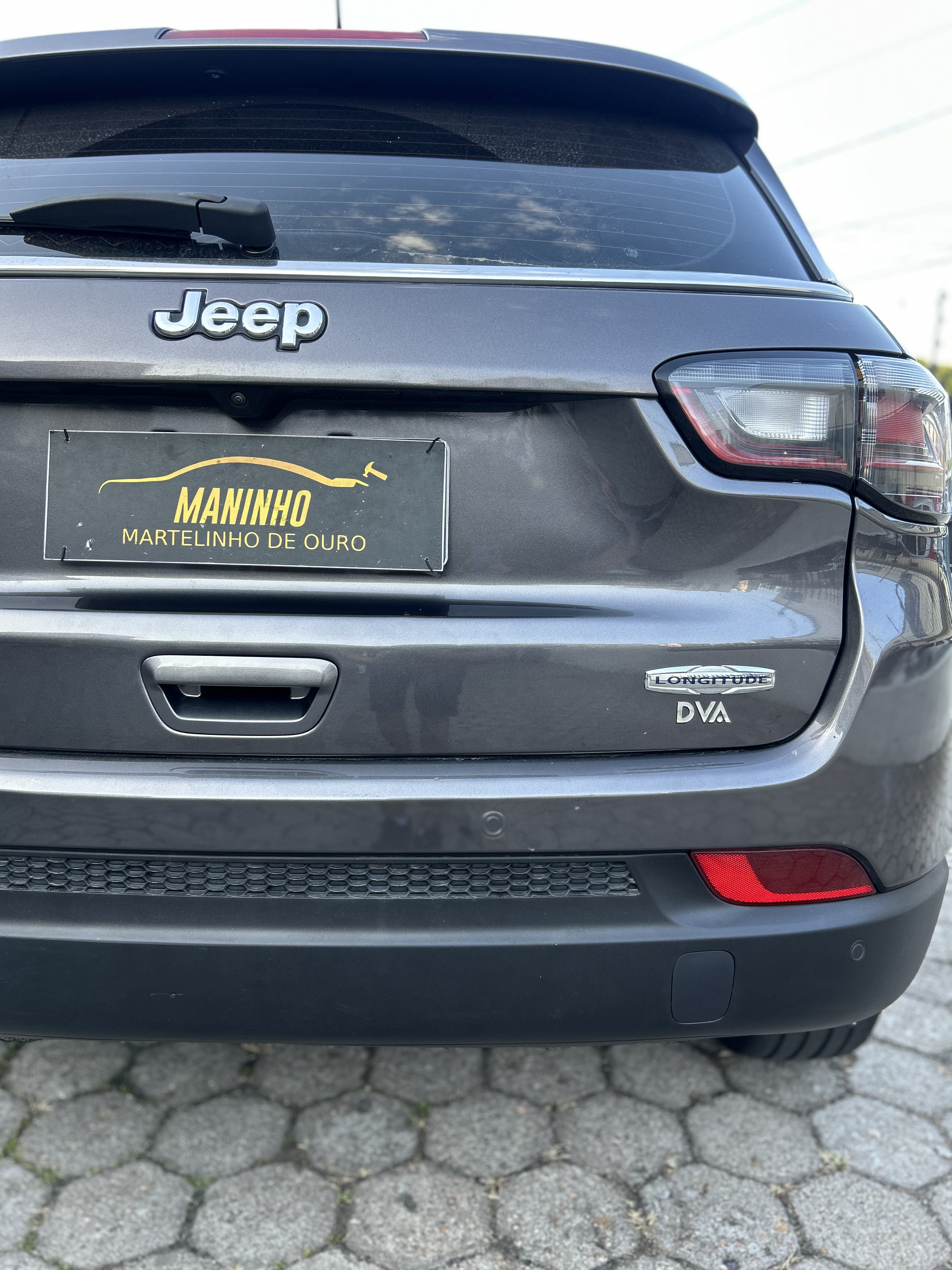 Capô dianteiro do mesmo carro branco com acabamento original